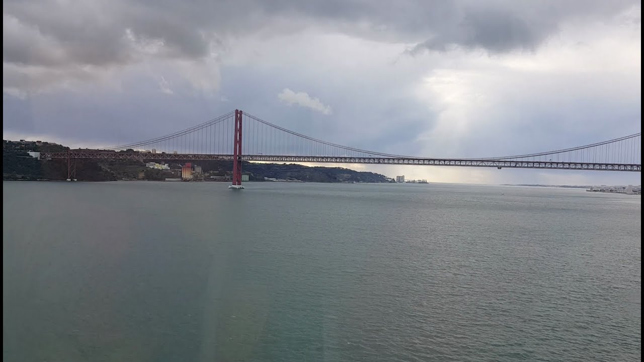 Lissabon:  Durchfahrt mit der AIDAblu unter der Br&uuml;cke des 25. April