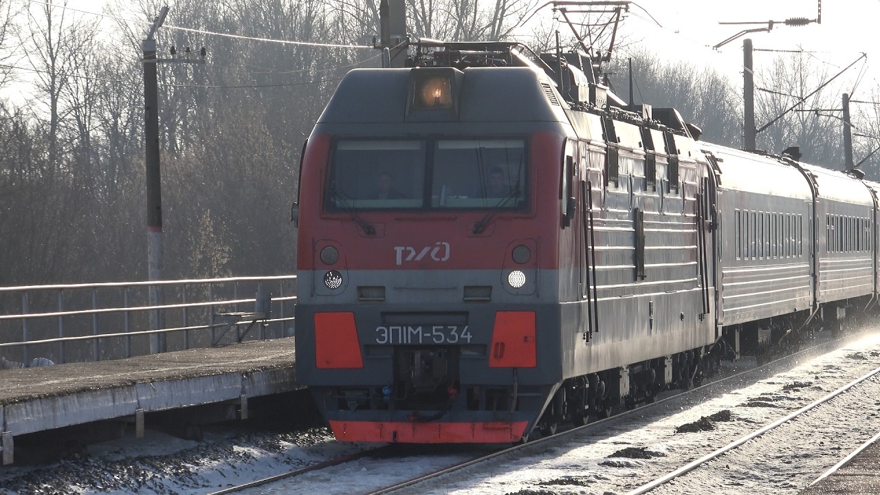 Электровоз ЭП1М-534 с пассажирским поездом