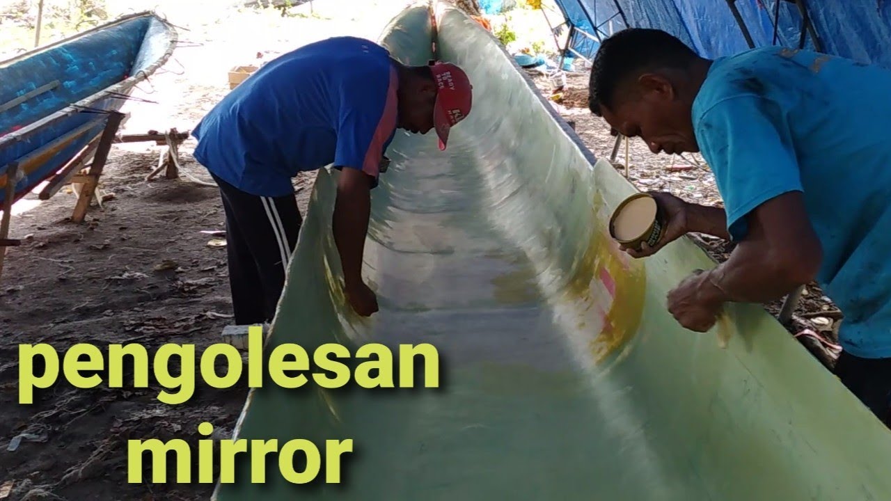 Pembuatan perahu mancing fiberglass. PENGOLESAN MOLD MENGGUNAKAN CREAM MIRROR SEBELUM PENGECORAN.