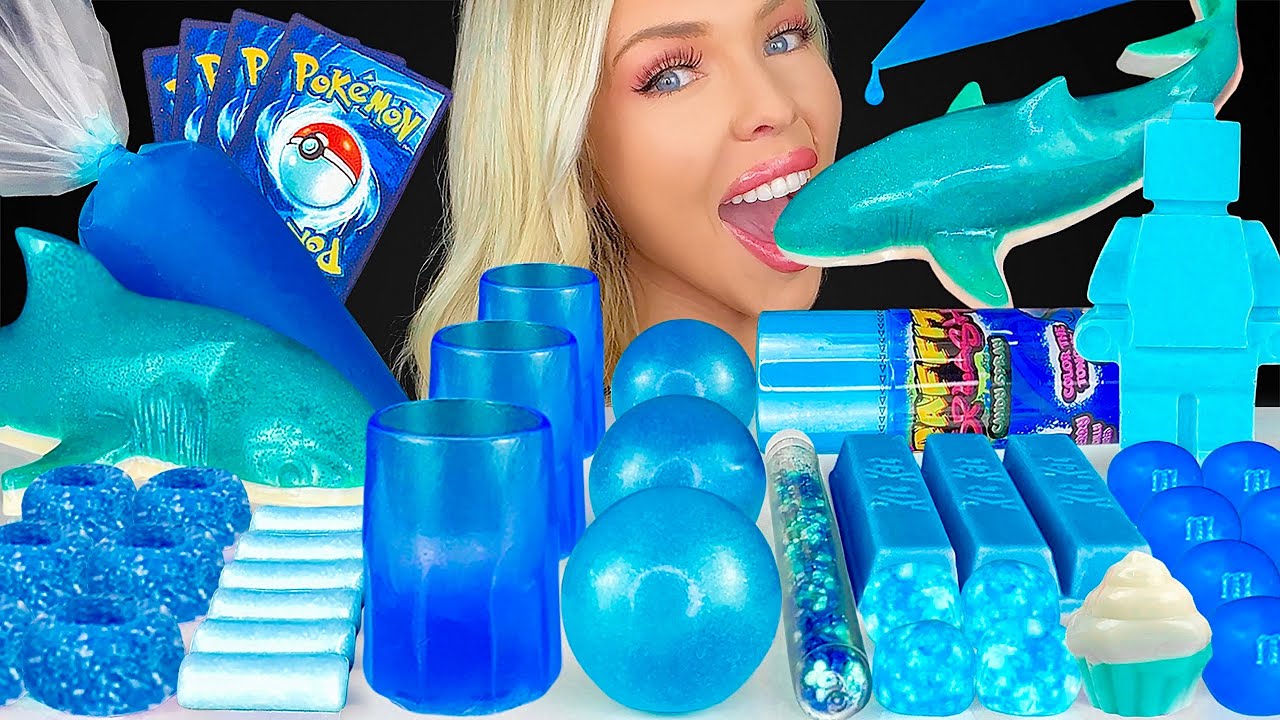 ASMR BLUE FOODS MUKBANG, EDIBLE POKEMON CARDS, BLUEBERRY MUFFIN KIT KAT, BLUE RAZZ SOUR CANDY 먹방