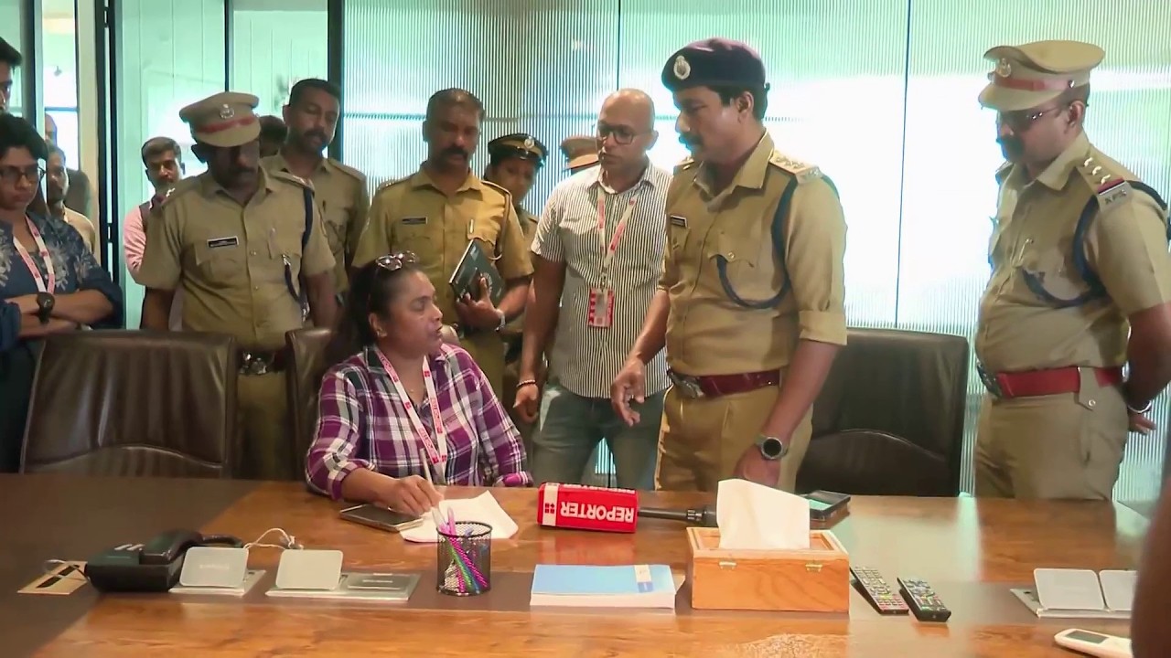 റിപ്പോർട്ടർ ടിവിയിലെ മാധ്യമപ്രവർത്തകർക്ക് ഇന്ന് അസാധാരണ ദിവസം; ഓഫീസിൽ ഇരച്ചുകയറി Kerala Police