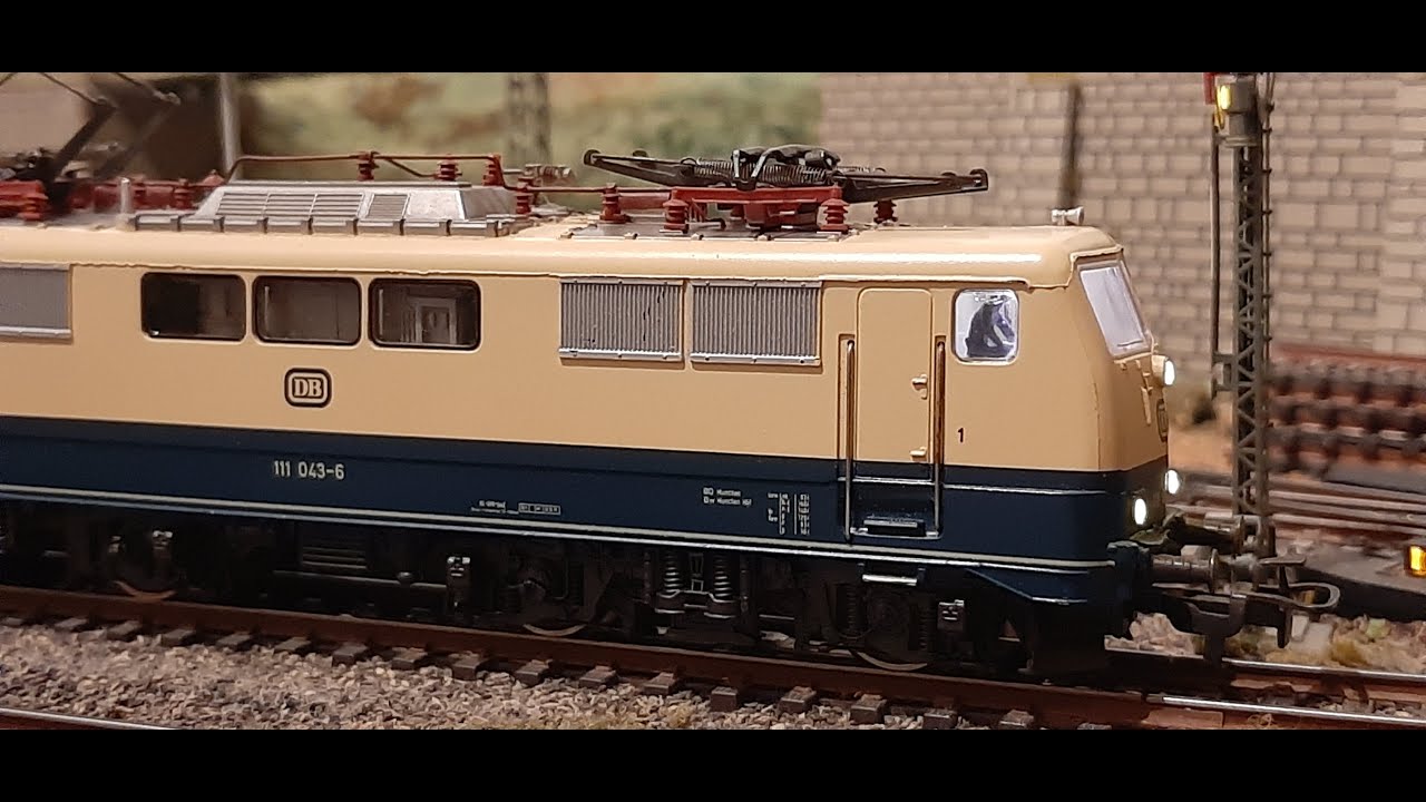 2023-10-01 - BR 111 (Märklin 3042) bekommt Führerstandsbeleuchtung und Lokführer