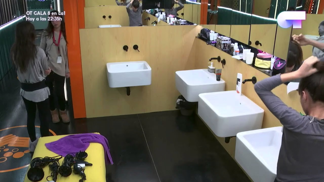 Aitana y Ana antes de la clase de yoga #OT18D