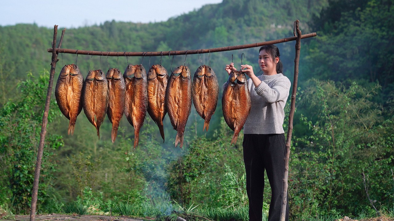 Catching Fresh Fish by Draining Water of the Pond!  Smoking Fish with Tree Leaves in the Mountain!