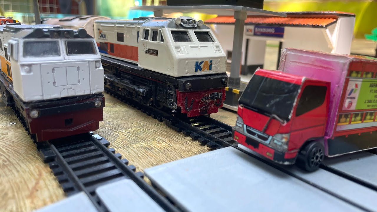 Drama Merakit Mainan Kereta Api CC203,CC206,CC201 Anjlok Menabrak Truk Oleng Di Perlintasan Pos PJL