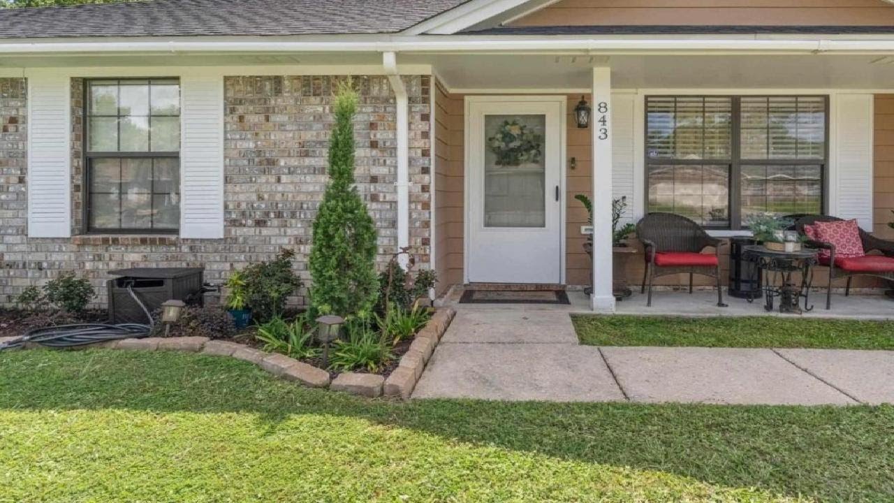843 Amberway Dr, Pensacola, FL Presented by Deborah Kling.