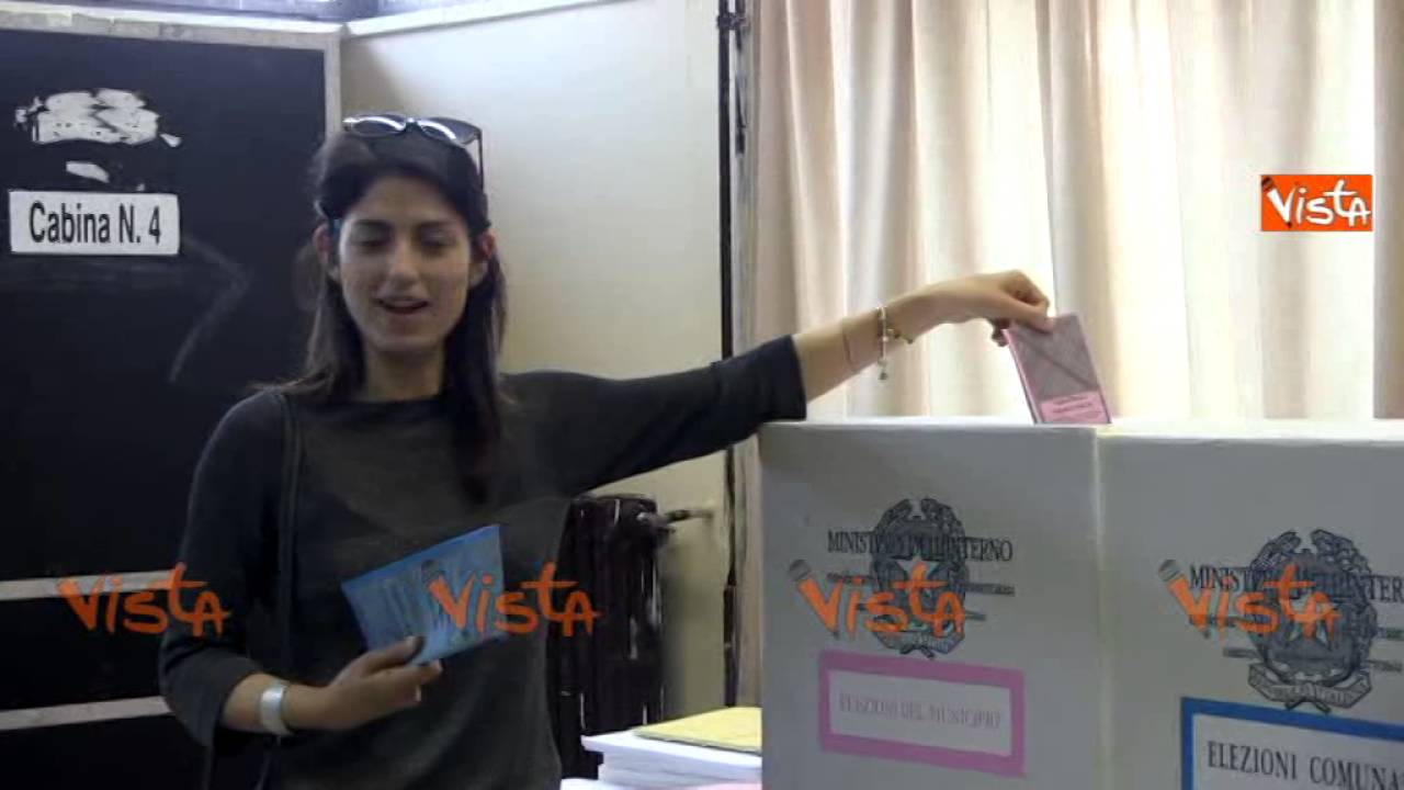 Amministrative 2016, il voto di Virginia Raggi al seggio in via Maestre Pie Filippini