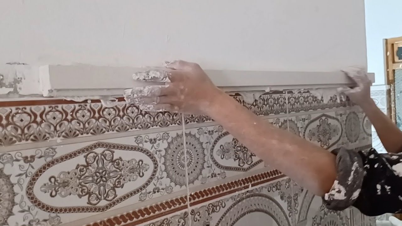 تركيب كرانيش الجبس فوق الزليج في الصالون Installing gypsum cornices over the tiles