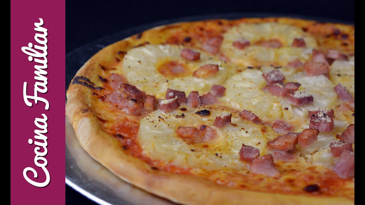 Pizza con piña o pizza hawaiana con masa casera