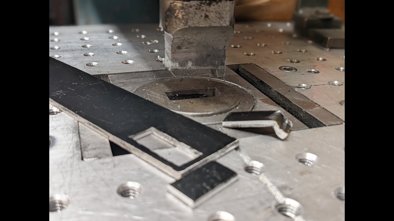 Механизм толчкового пресса Roper Whitney — пробивание квадратного отверстия в алюминии.