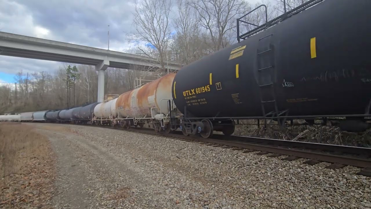 Norfolk Southern 174 heading North thru Oakdale, TN.
