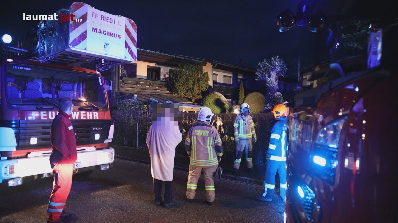 Zimmerbrand in einem Reihenhaus in Ried im Innkreis - Bewohnerin nach Notruf verschwunden