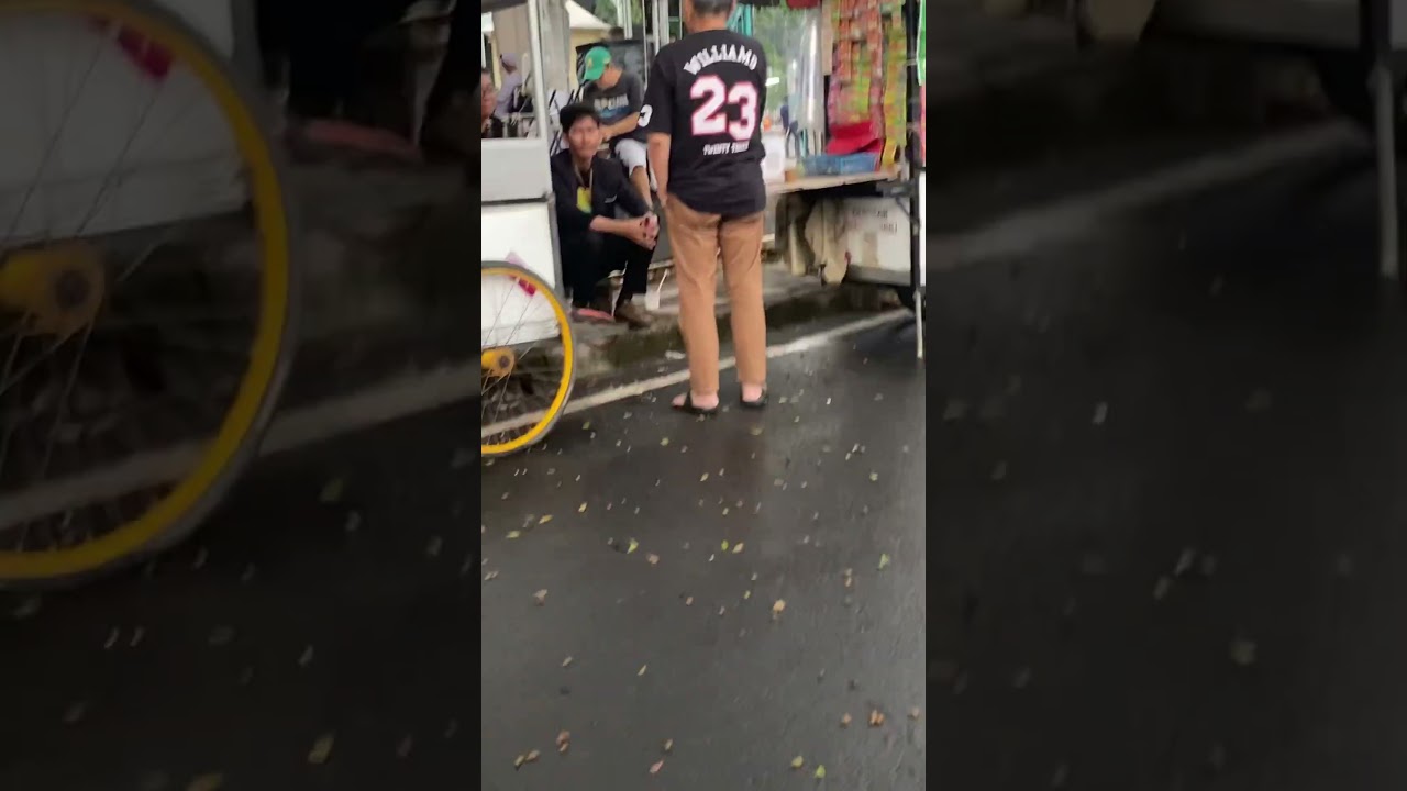 Indahnya perbedaan suasana di depan masjid vs gereja #mrbjtangsel #hkbp