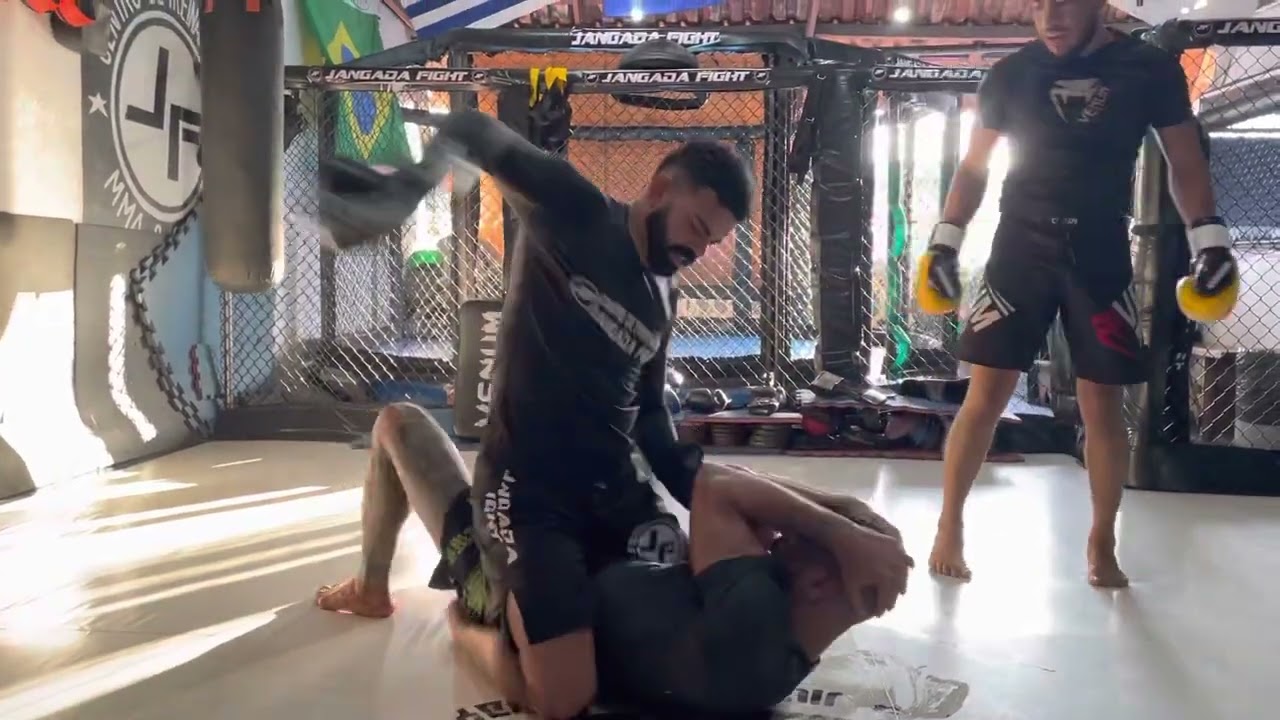 ALEX CAPOEIRA TREINANDO TITO SANTOS COM MUITA PORRADA JUNTO COM CHINA