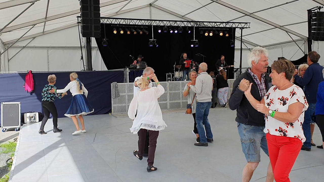 Seljordfestivalen startet med Bjørns Orkester. Dansegulvet fylles opp fort, og andre nyter god musik