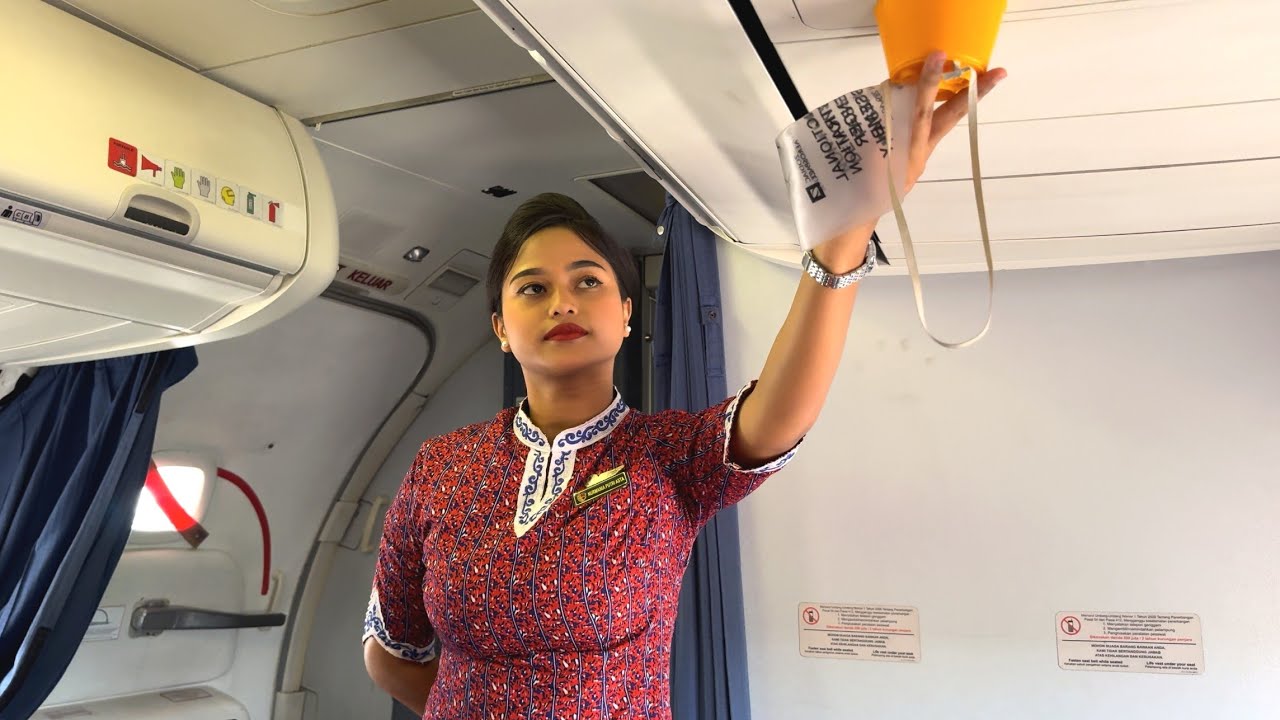 Safety Demontration Pramugari Cantik Lion Air Boeing 737-900ER Rute Jakarta-Balikpapan