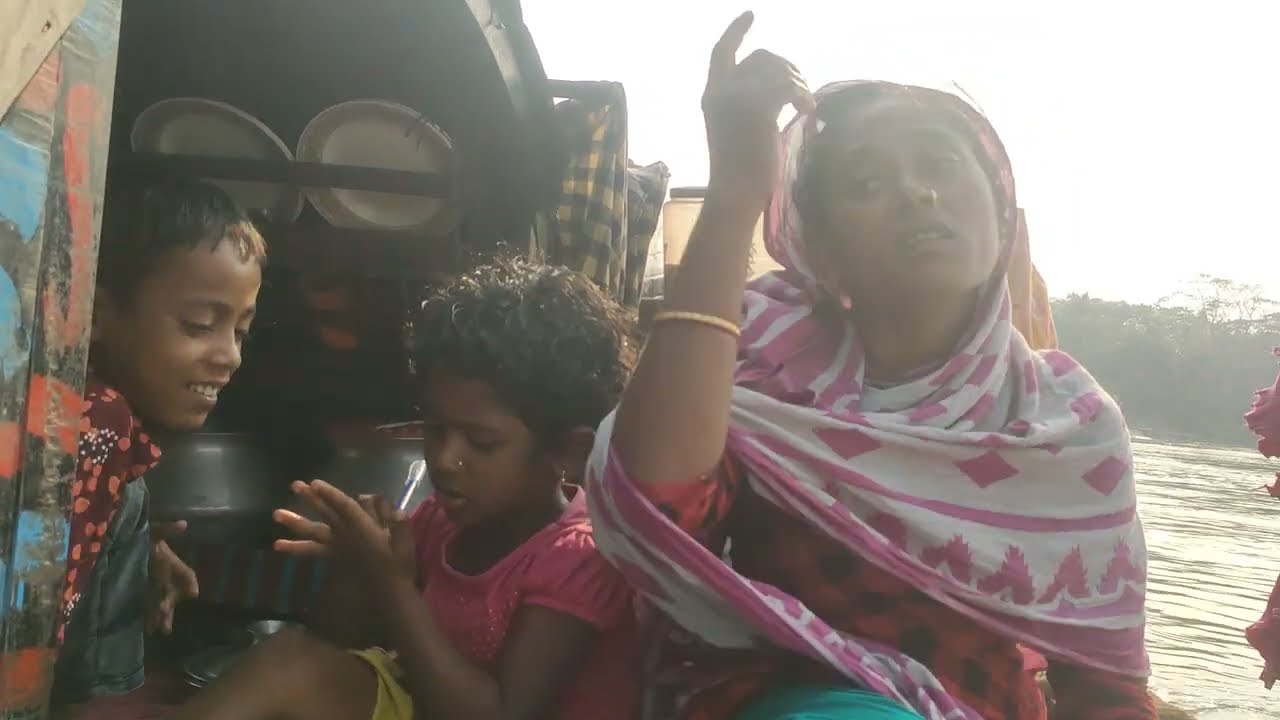 ভাসমান বেদেদের পানিতে ভাসা জীবন সংসার দেখুন। আমরা মাছ ধরে কোন রকম সংসার চলে।