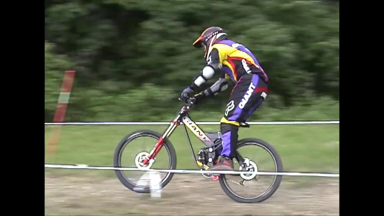 【MTB downhill】2000 WorldCup MTB DH ARAI Practice Day2 スタートからゴールのコース脇を歩いて下りてます