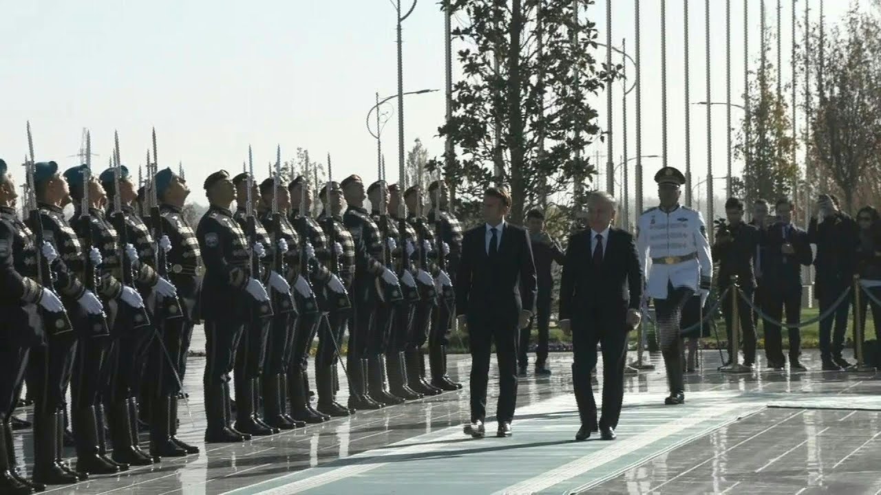 Uzbekistan: Emmanuel Macron welcomed to Samarkand | AFP