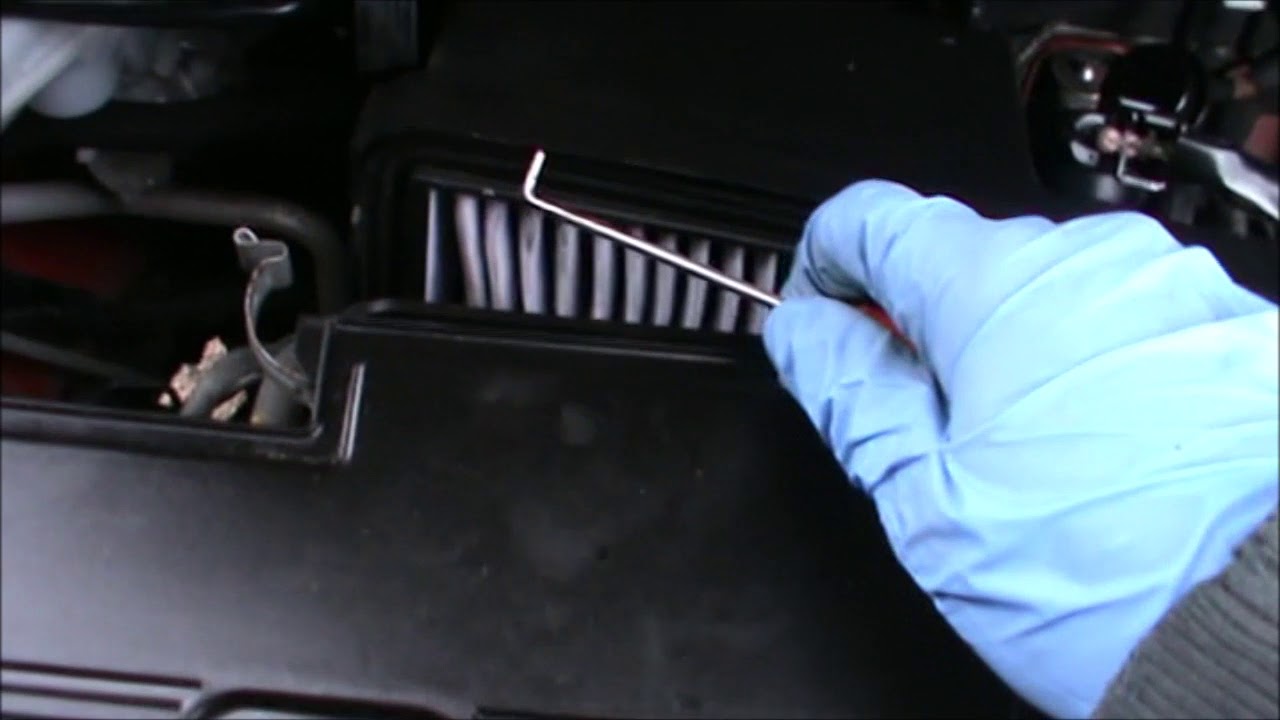 Suzuki SX4 1.6 2007 air filter location and how to replace