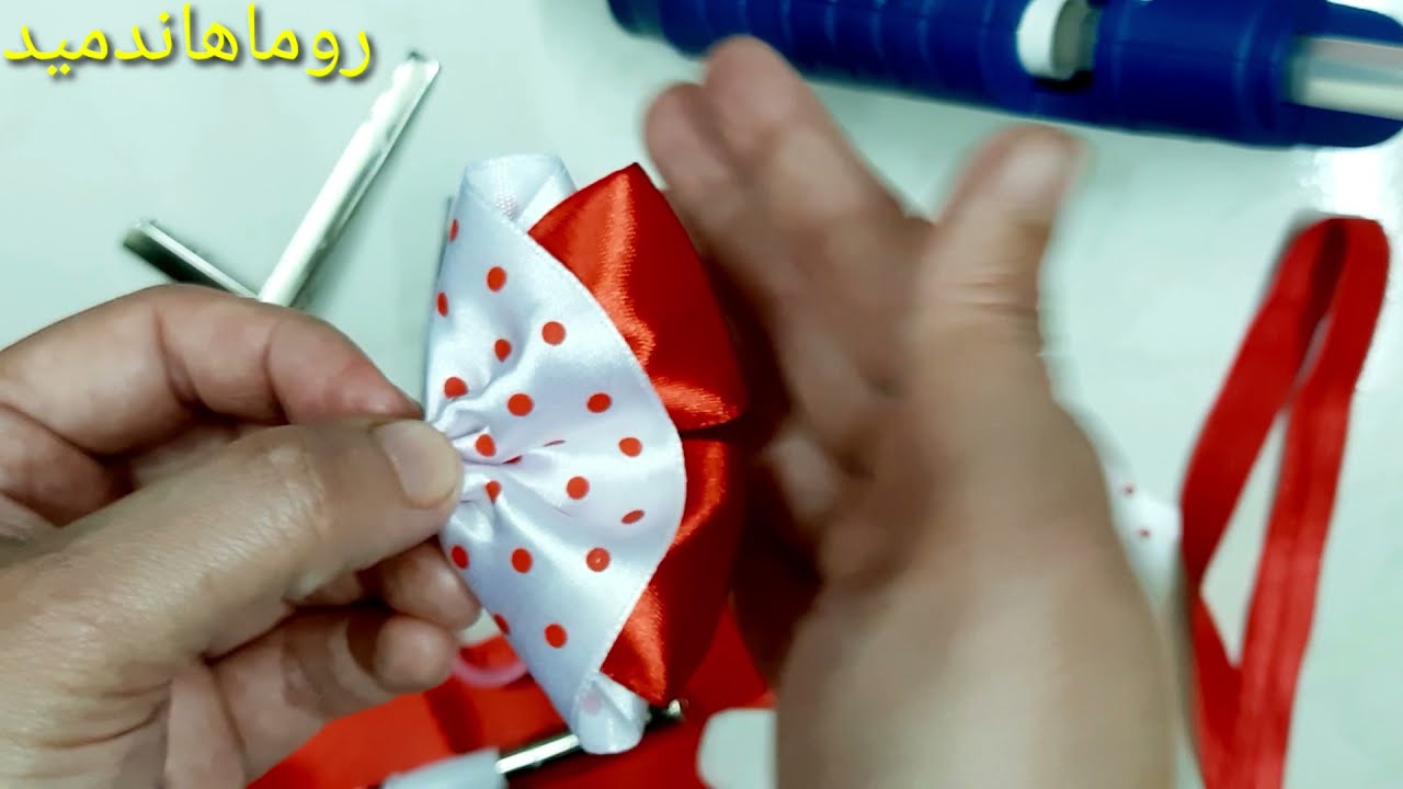 فيونكه سهله ورقيقه للسورتيت او مشبك اوطوق للشعر وظفيها زي ما تحبي