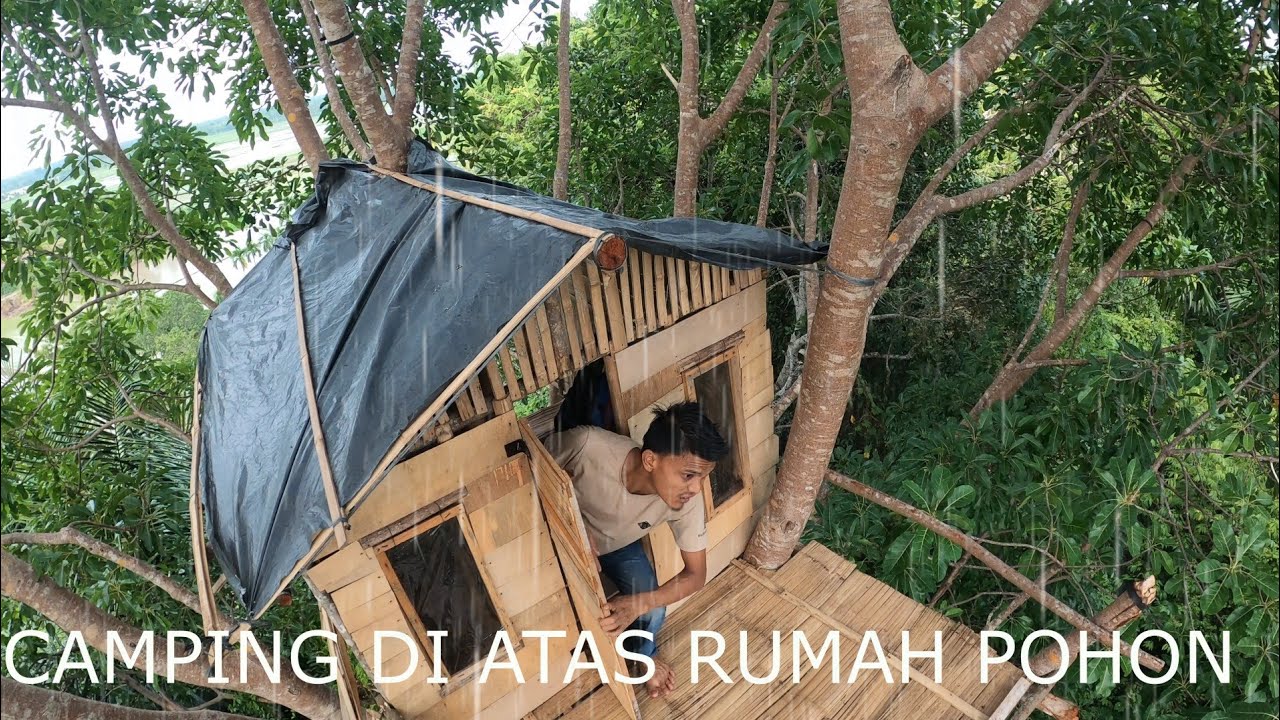 Cemping Hujan Deras Di Atas Rumah pohon Yang Tinggi