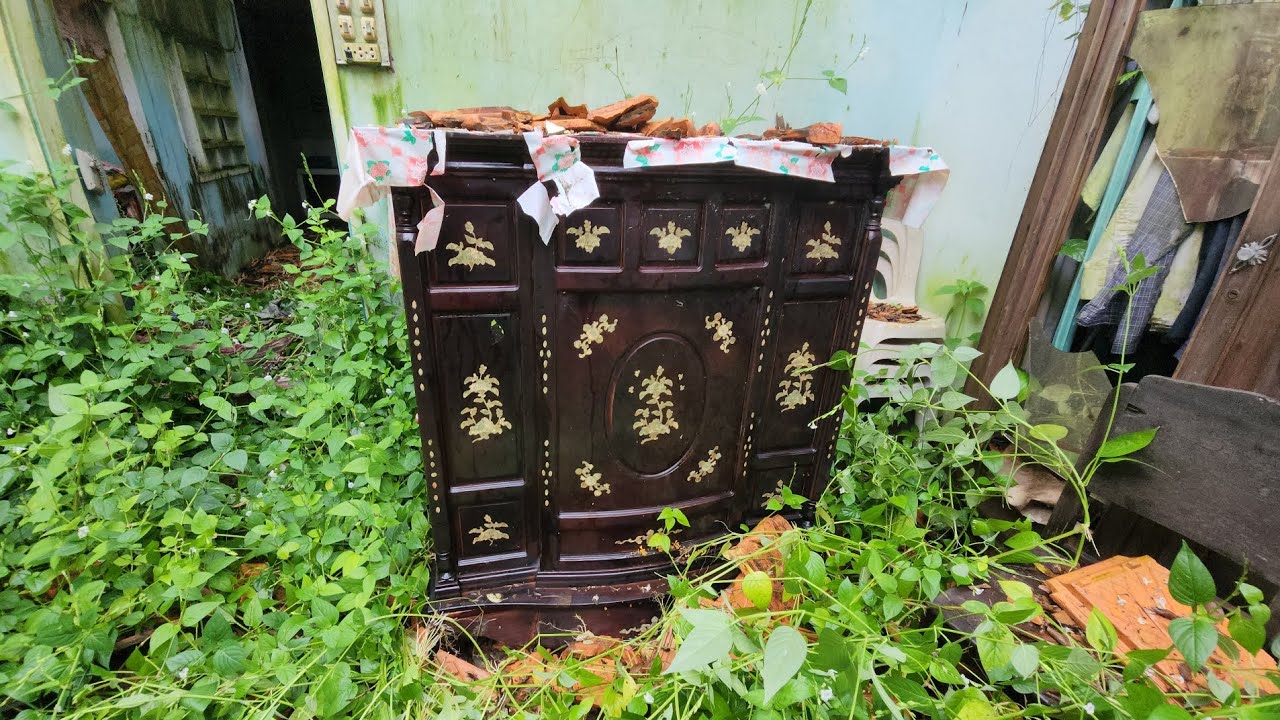 Nhà hoang còn nhiều đồ bị chôn vùi trong đống đổ nát