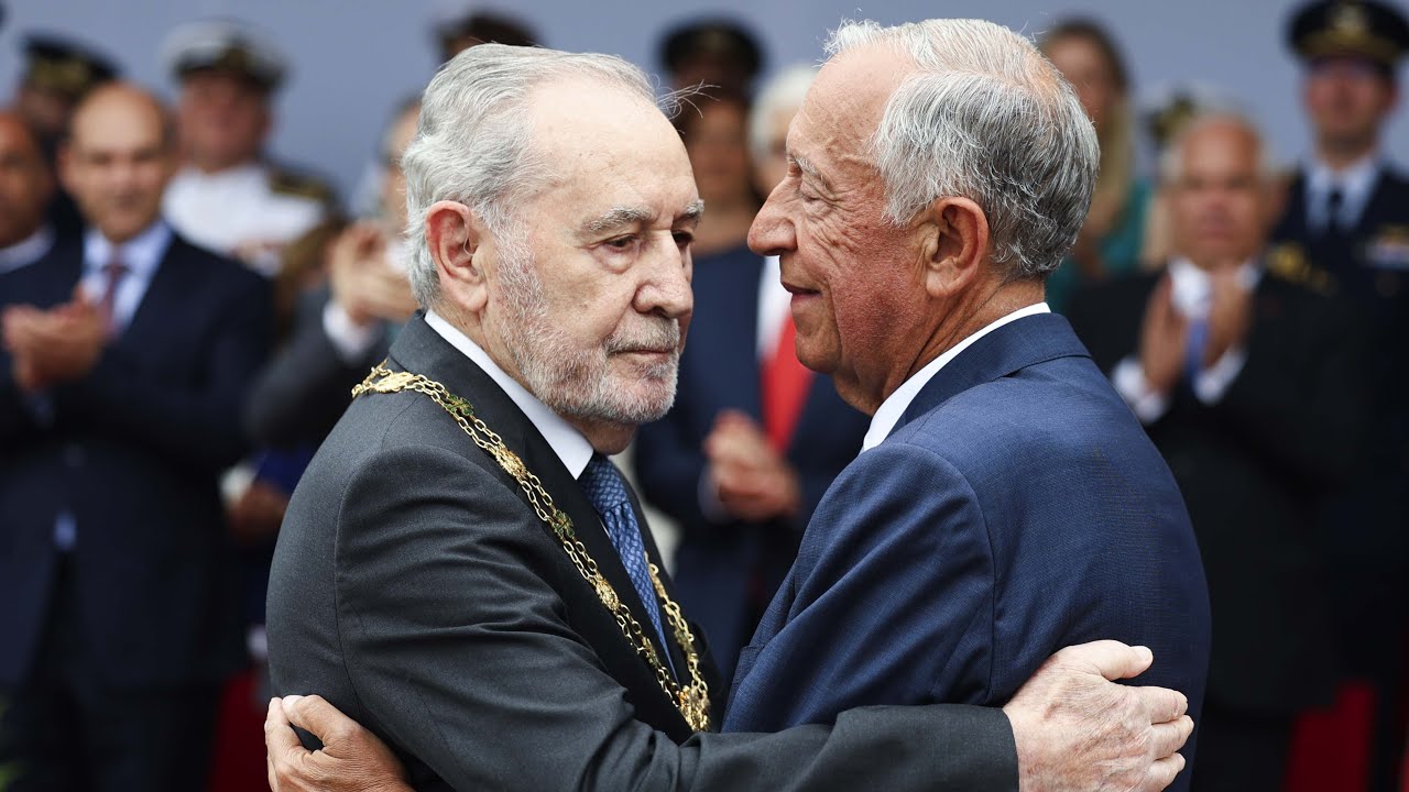 Emoção e aplausos. Ramalho Eanes condecorado por Marcelo no 10 de Junho