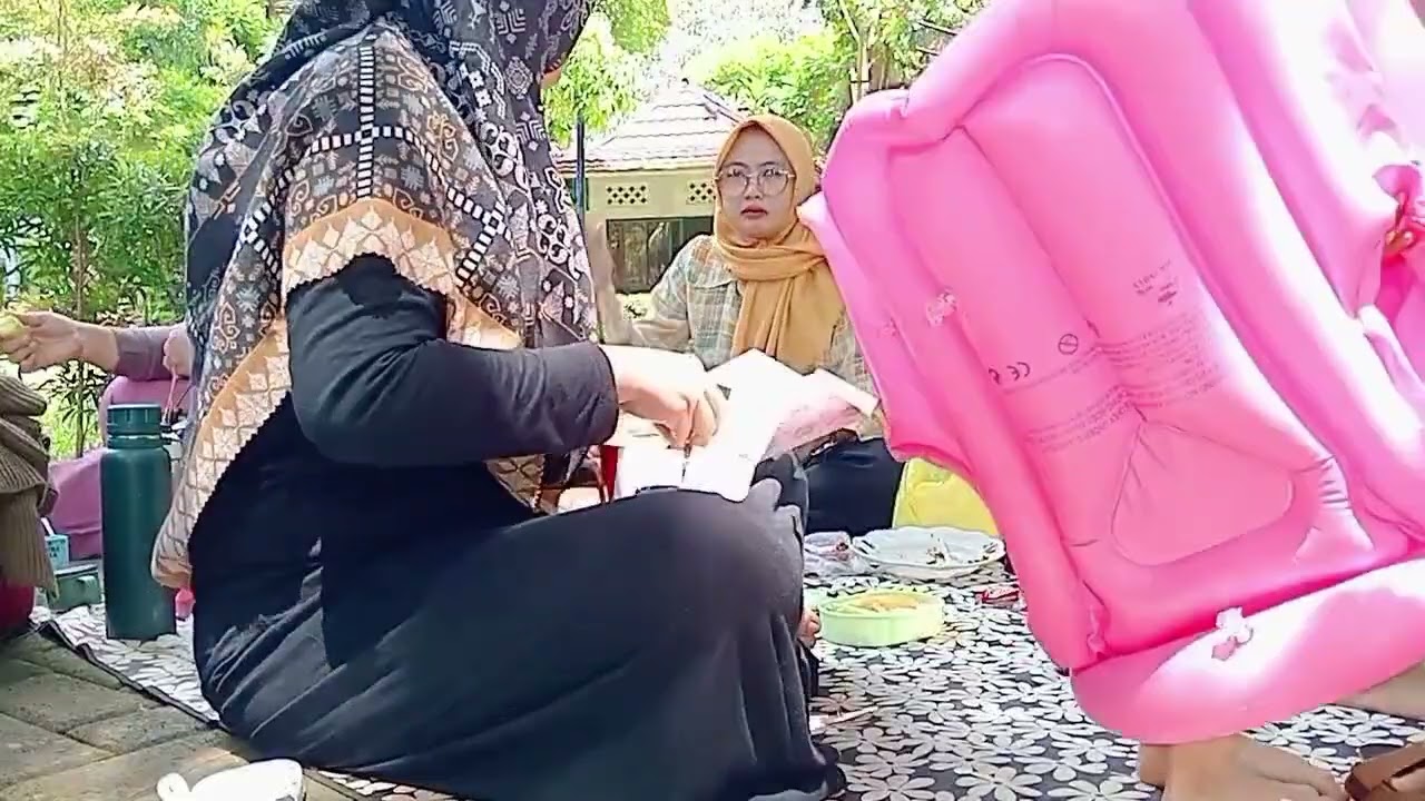 Piknik keluarga,makan bersama.