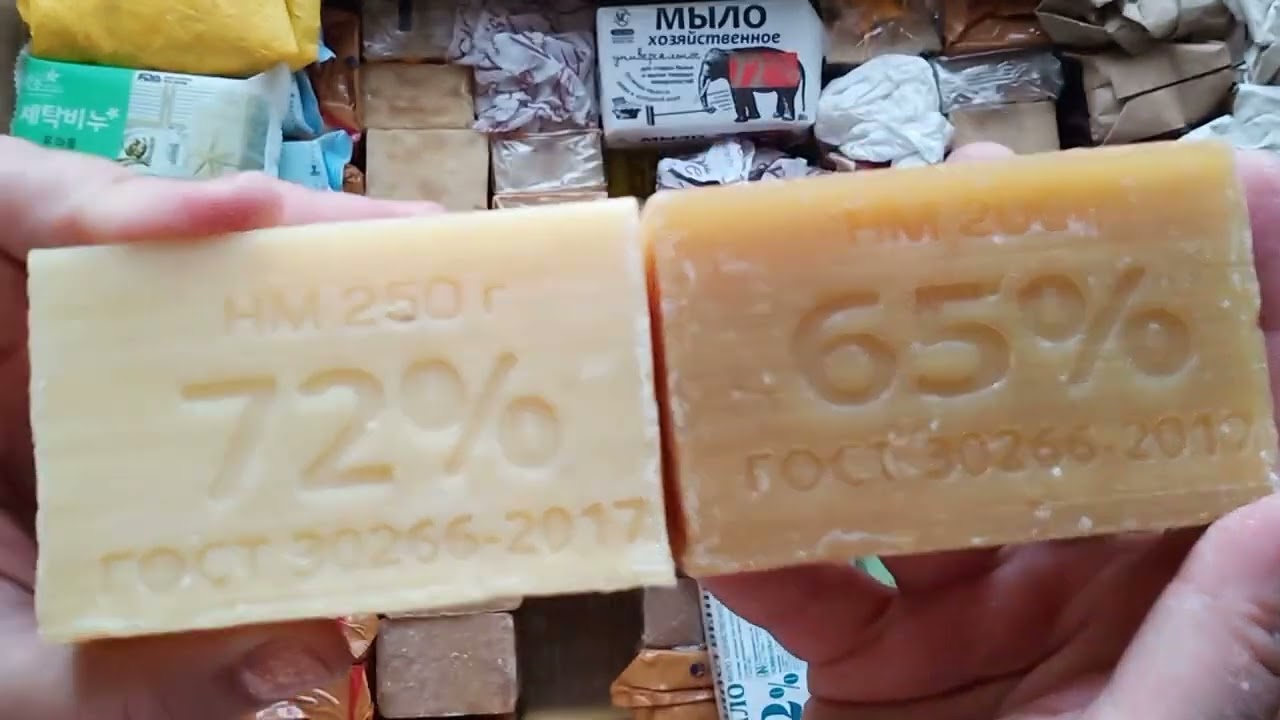 Выбираю хозяйственное мыло из большой коробки