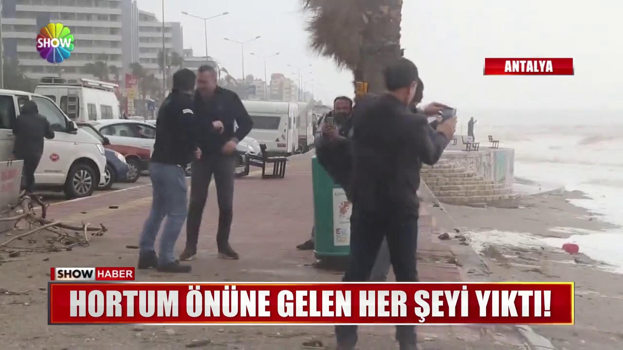 Hortum önüne gelen her şeyi yıktı!