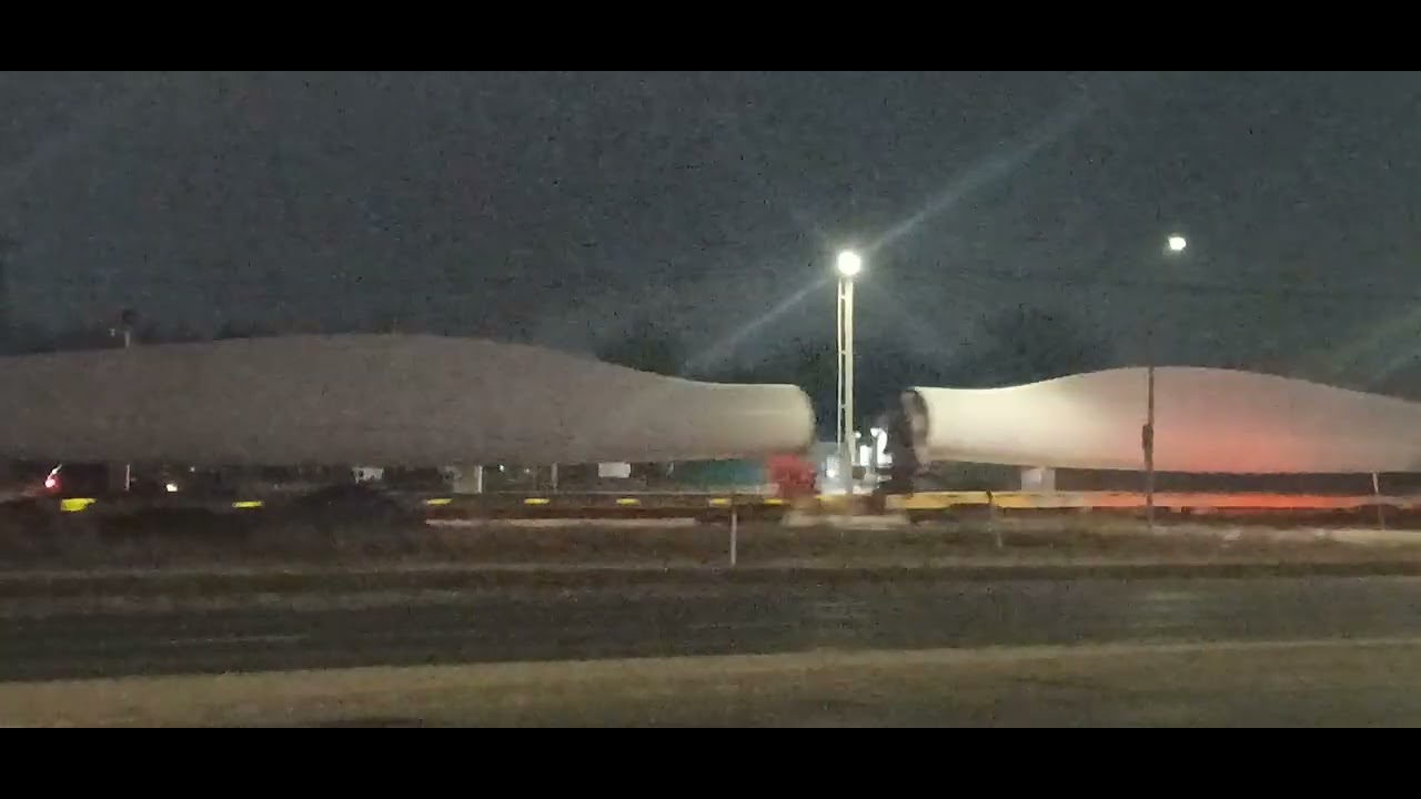 Eastbound BNSF unit windmill blades train.
