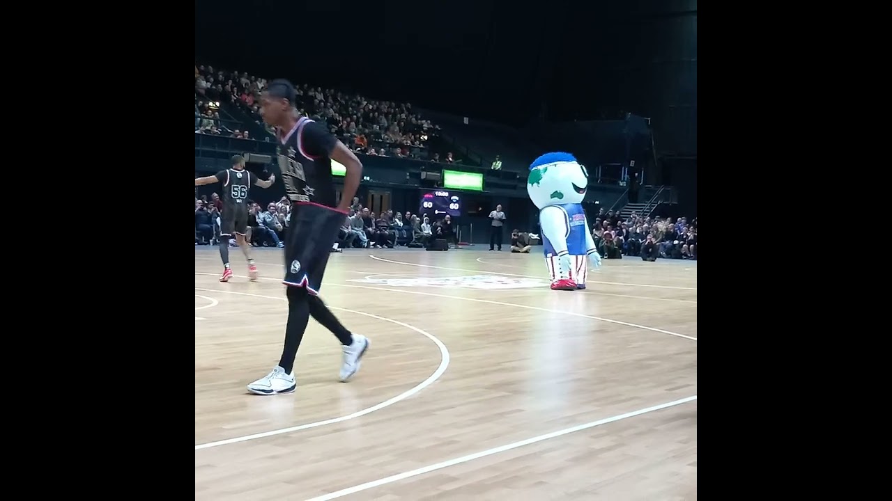 Harlem Globetrotters (2024 World Tour, London) 19Feb2024 [video 8]