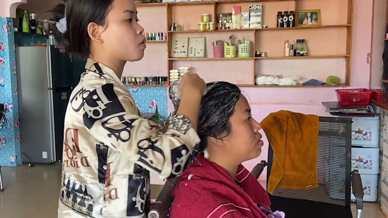 Shampooing properly by removing dandruff with wash hair.