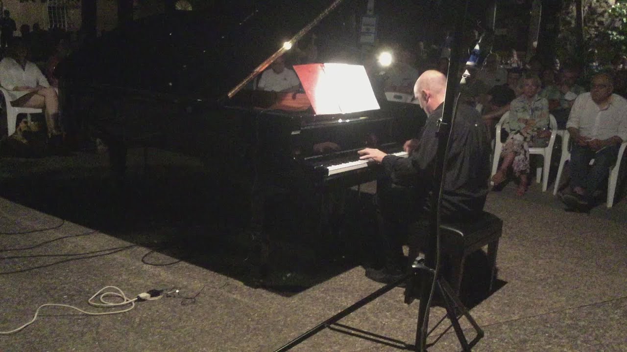 Ciammarughi incanta la piazza con il suo piano