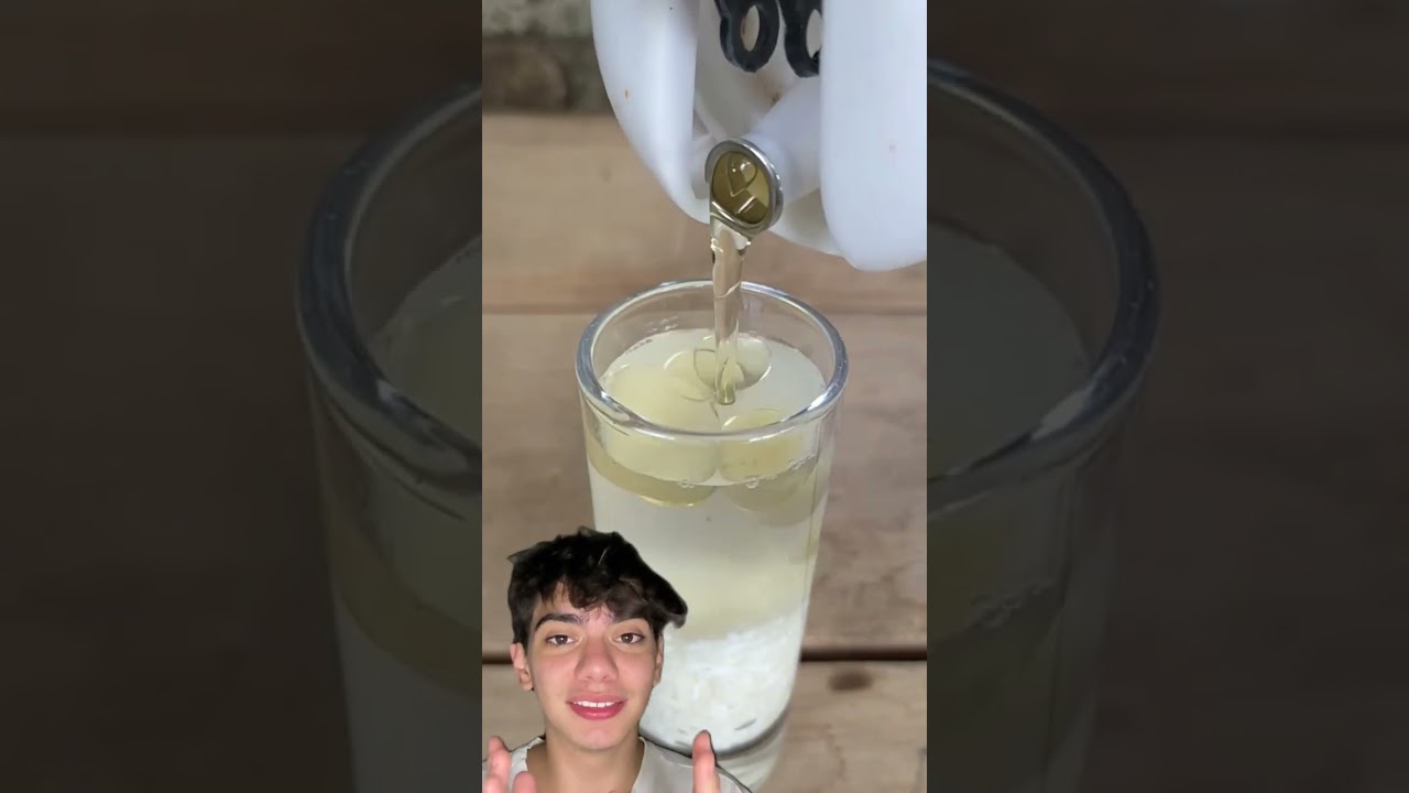 Sem luz? 🕯️ Com arroz, azeite e um cotonete, voc&ecirc; faz uma vela caseira e ilumina a noite! #Dicas&Uacute;te