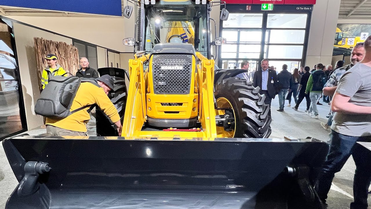 Фанаты Komatsu WB97S. Выставка Bauma 2025 , Германия