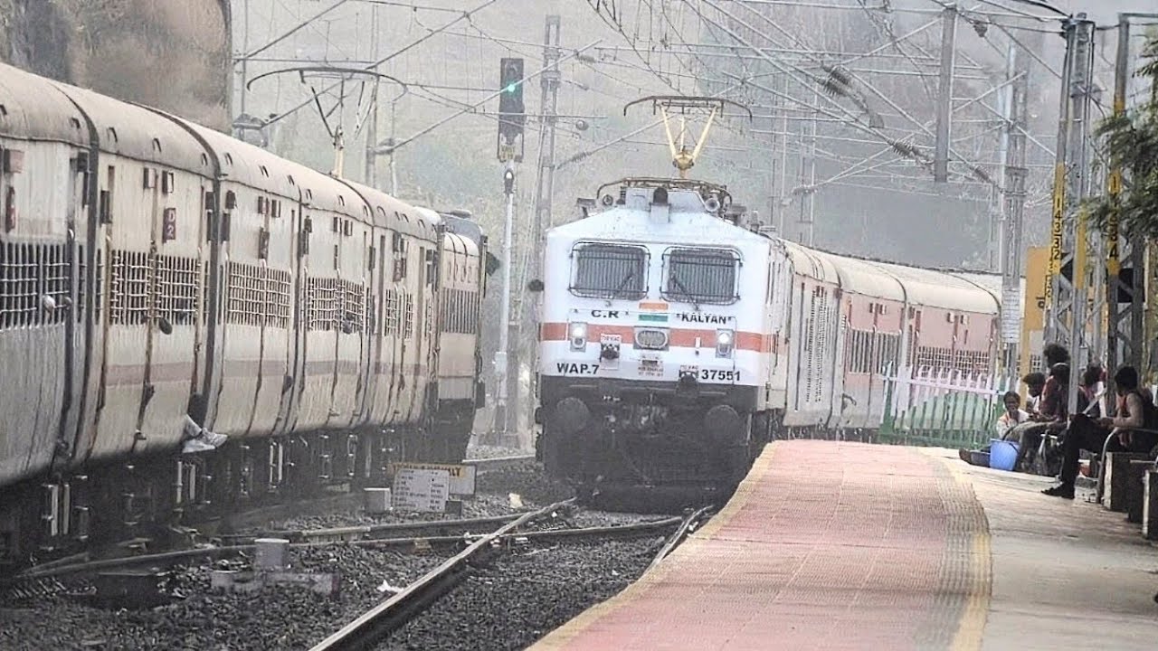 Amazing Crossing & Flag Exchanges Of Koyna Express & Konark Express By Loco Pilots Of Both Trains !!