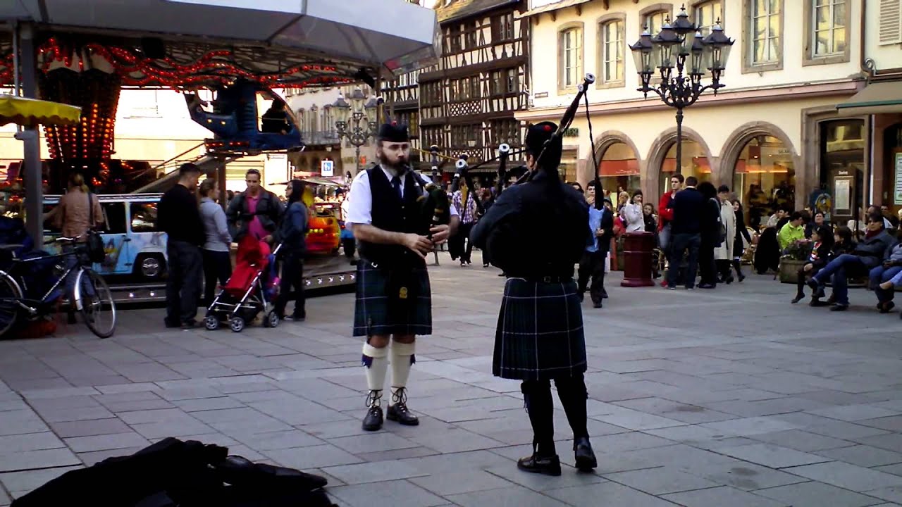 Strasbourg place Gutenberg joueurs de cornemuse 2012