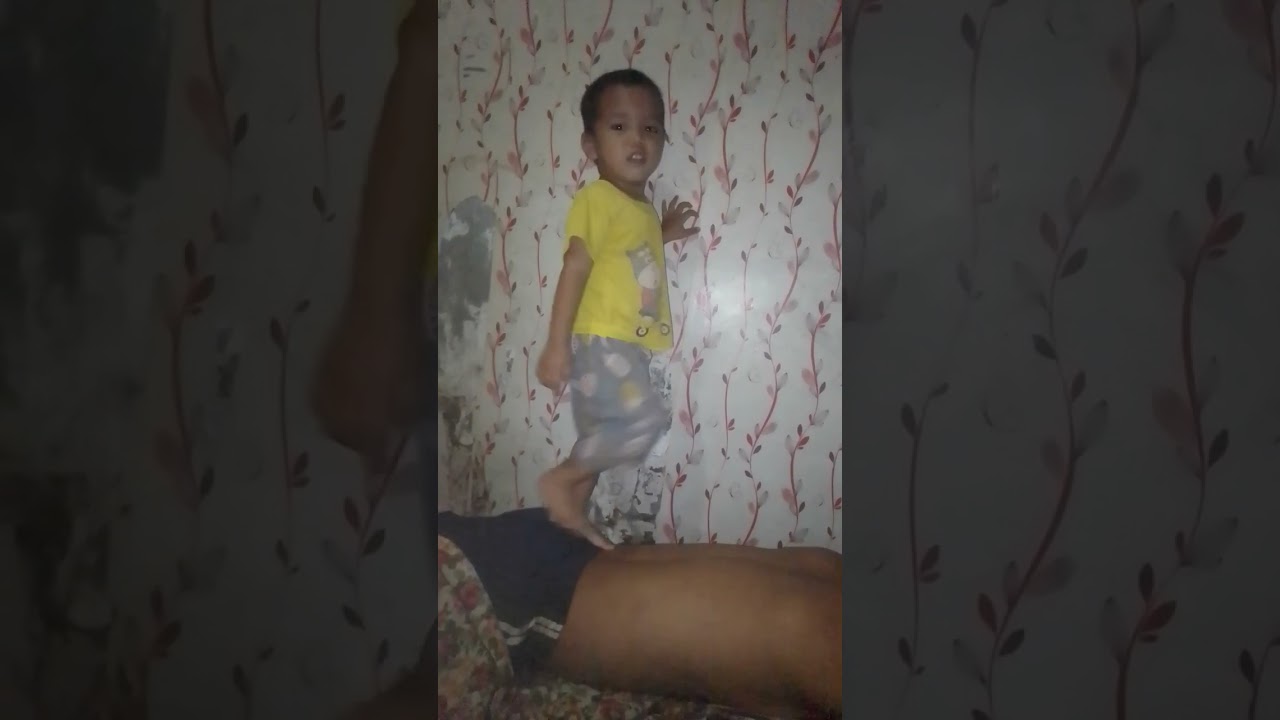 enak nya punya jagoan,klo ayah capek di injak injak punggung nya