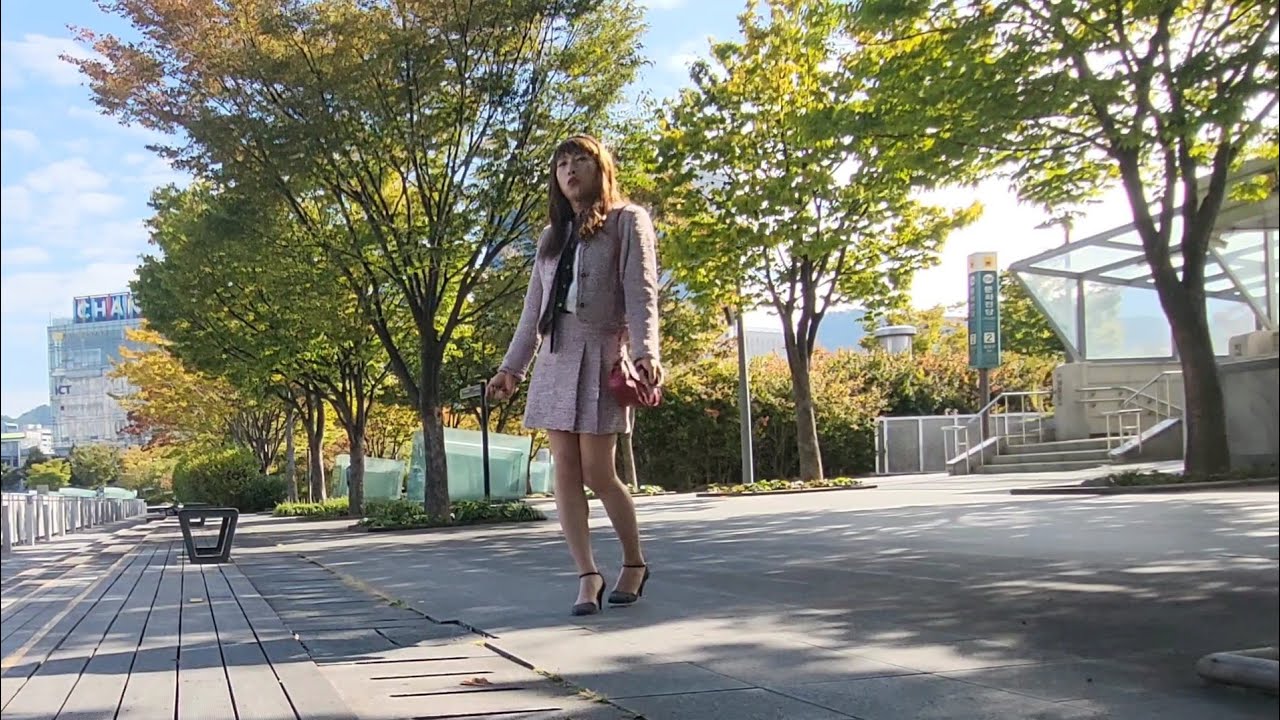 Wearing a pink tweed jacket and miniskirt, going out on the bus or subway / Jina crossdresser