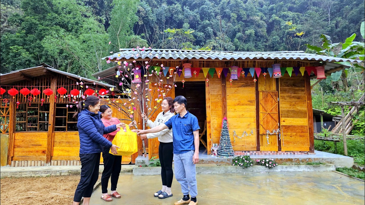 COI & LAI were surprised to receive a Lunar New Year gift from MAI & NHAT - Build flower beds