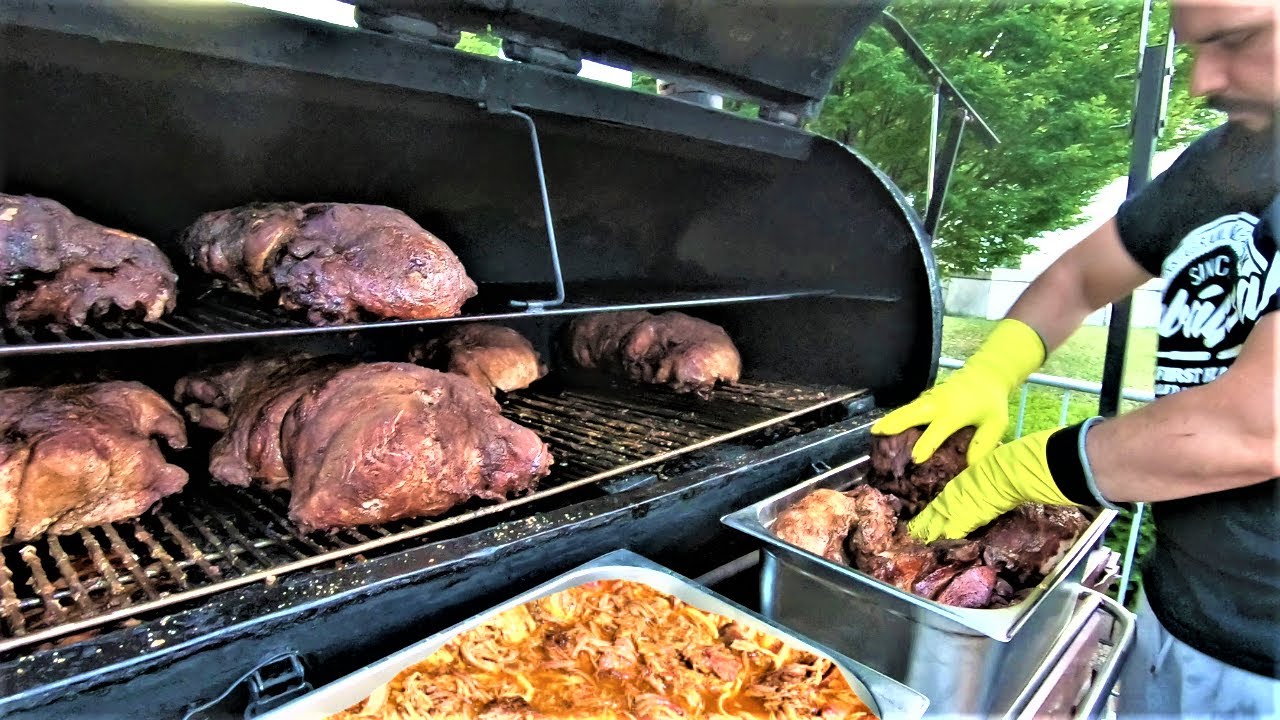 Hungary Street Food. The Best BBQ Pulled Pork Truck in Budapest. Yummy Sandwiches