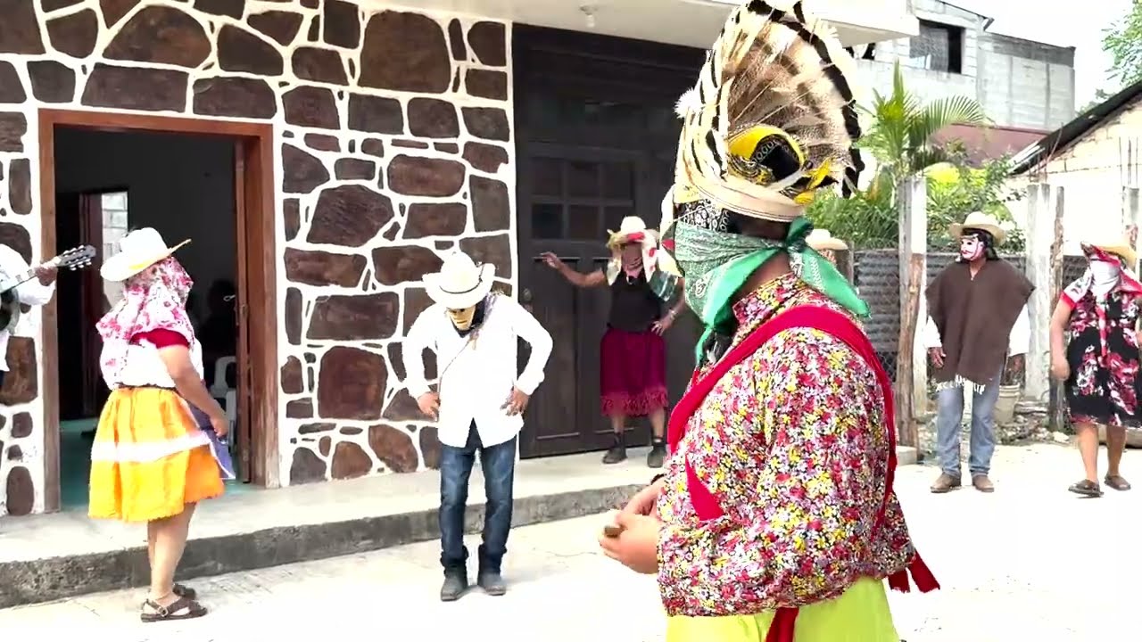 Asi se vive el Xantolo en las calles y casas de Jaltocán Hidalgo | Martín Gabino C