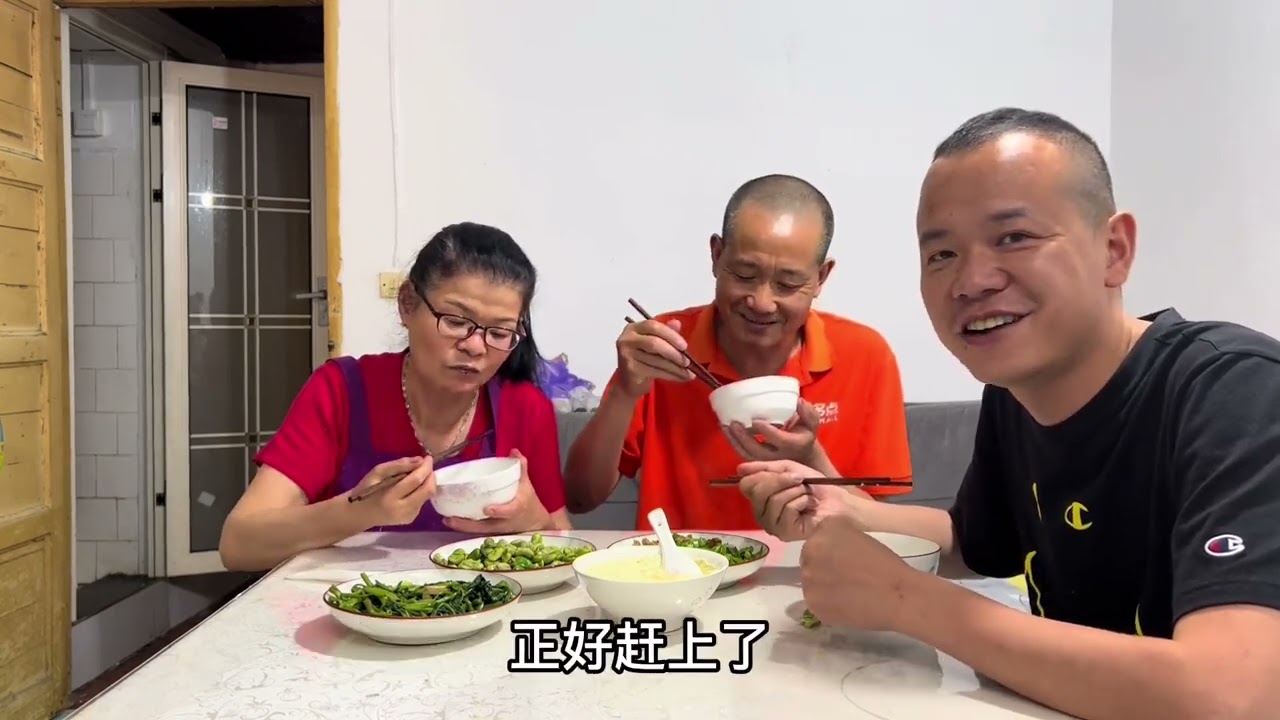 回武汉第一天摆摊，老爹把准备的鸡腿直接减量，儿子：又要进货了