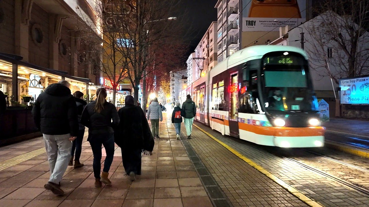 Eskişehir'de [4k30fps] Gece Gezmesi - Night Stroll in Eskisehir