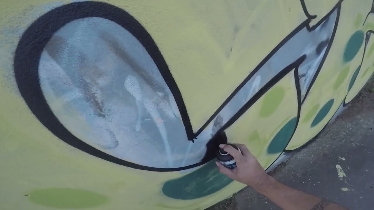 GRAFFITI LETTER - painting in half Skate  (Review and Ink)