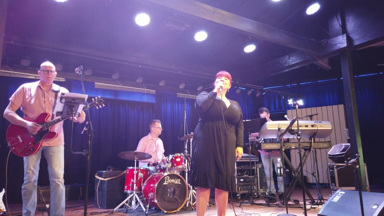 Hanna Hirvonen ja Soiva orkesteri ja tango Rannalla