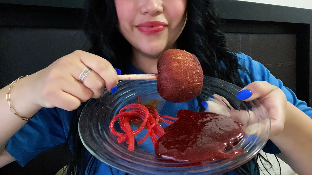 ASMR español comiendo manzana cubierta de chamoy y lucas muecas 😝🤤🍎