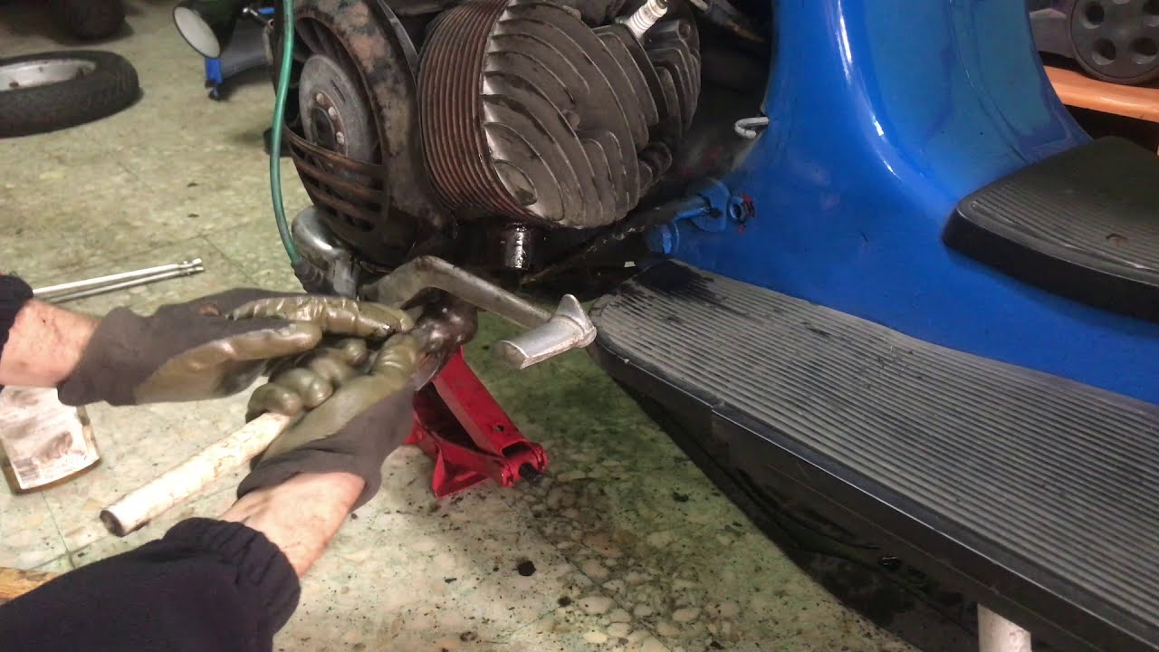 Como desmontar tubo de escape vespa 200 || Restauración escape vespa TX 200 parte (1)